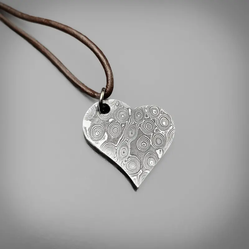 Damascus Heart Pendant – Pattern-Welded Steel Jewelry 1